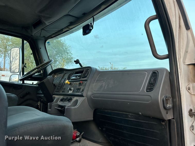 image for item EK3645 2005 Freightliner Business Class M2 106 truck cab and chassis