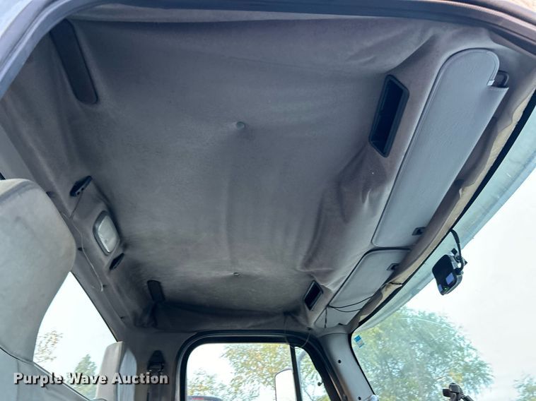 image for item EK3645 2005 Freightliner Business Class M2 106 truck cab and chassis