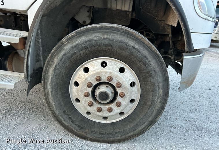 image for item EK3645 2005 Freightliner Business Class M2 106 truck cab and chassis