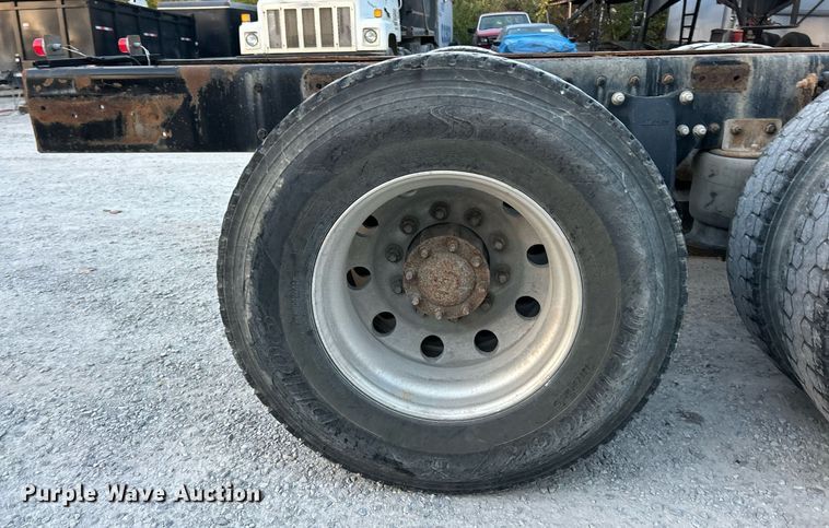 image for item EK3645 2005 Freightliner Business Class M2 106 truck cab and chassis