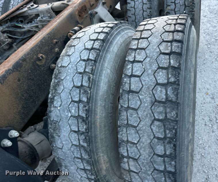 image for item EK3645 2005 Freightliner Business Class M2 106 truck cab and chassis