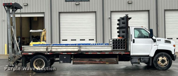 image for item EK3657 2007 GMC C7500 flatbed truck