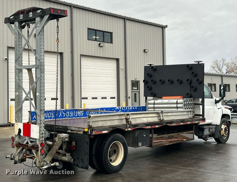 image for item EK3657 2007 GMC C7500 flatbed truck