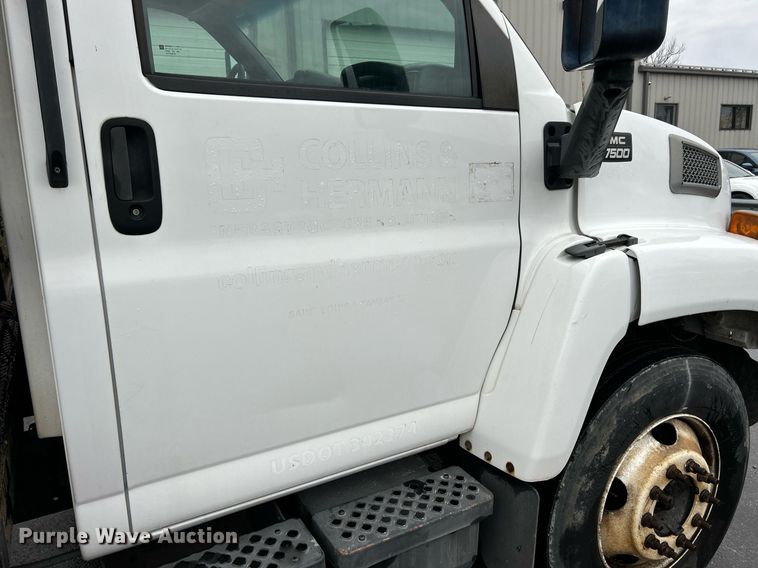 image for item EK3657 2007 GMC C7500 flatbed truck