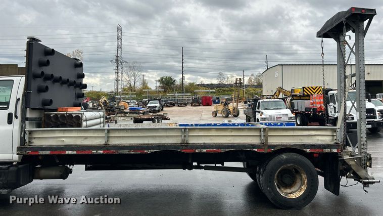 image for item EK3657 2007 GMC C7500 flatbed truck