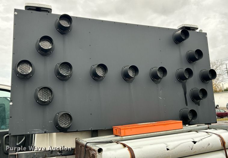 image for item EK3657 2007 GMC C7500 flatbed truck