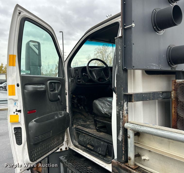 image for item EK3657 2007 GMC C7500 flatbed truck