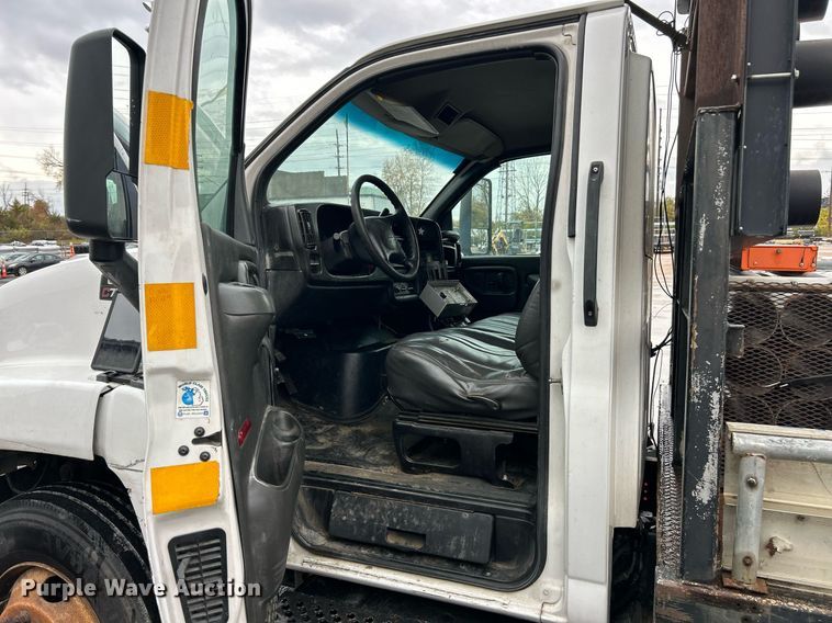 image for item EK3657 2007 GMC C7500 flatbed truck