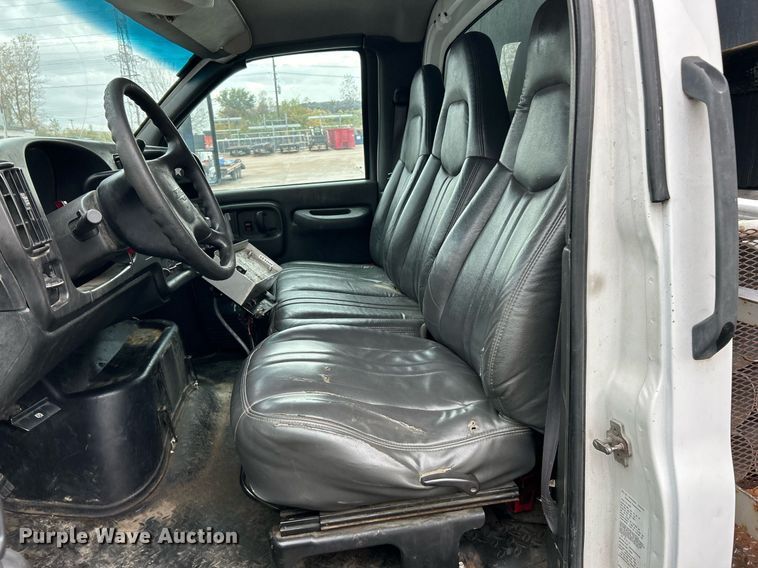 image for item EK3657 2007 GMC C7500 flatbed truck