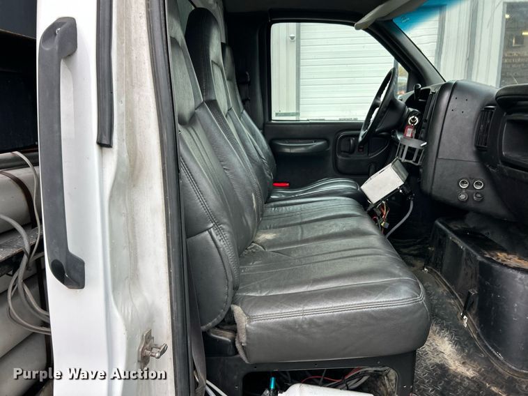 image for item EK3657 2007 GMC C7500 flatbed truck