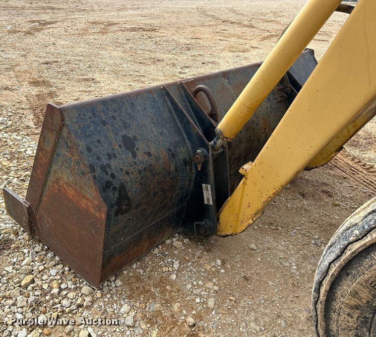 image for item EK3658 1983 Ford 445 tractor