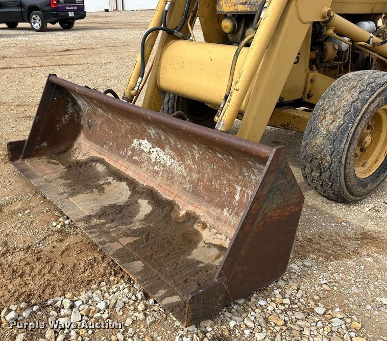 image for item EK3658 1983 Ford 445 tractor