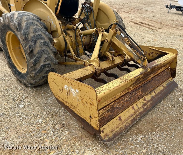 image for item EK3658 1983 Ford 445 tractor