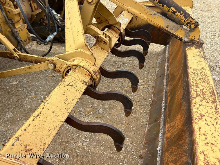 image for item EK3658 1983 Ford 445 tractor