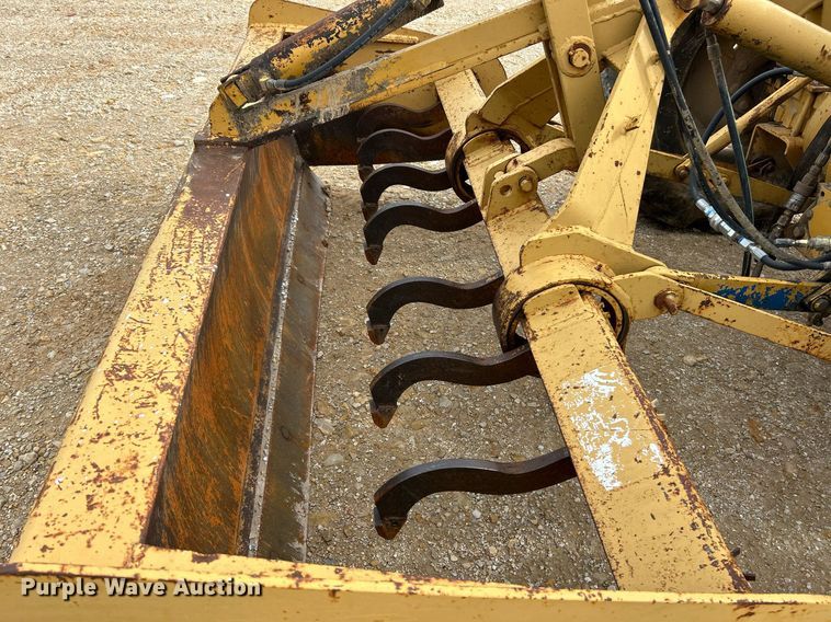 image for item EK3658 1983 Ford 445 tractor