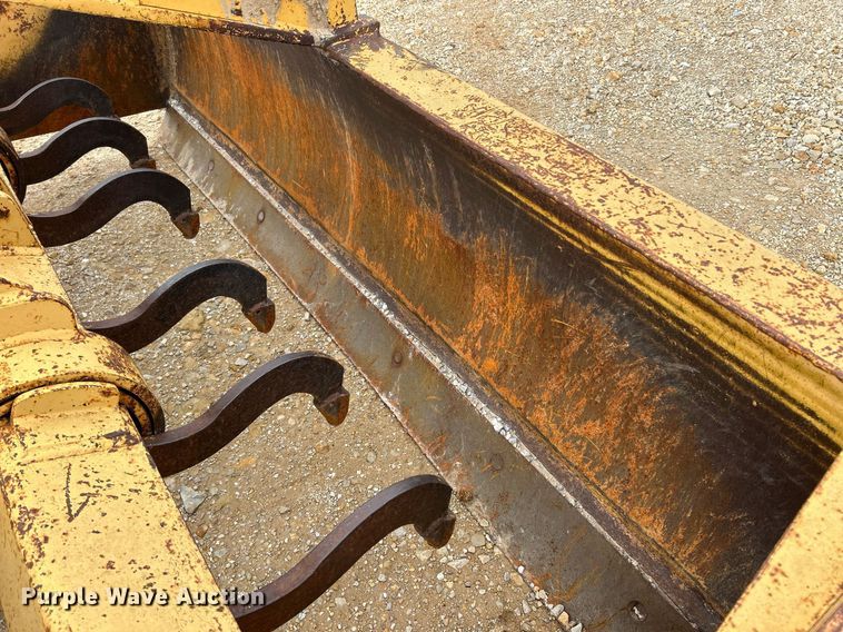 image for item EK3658 1983 Ford 445 tractor