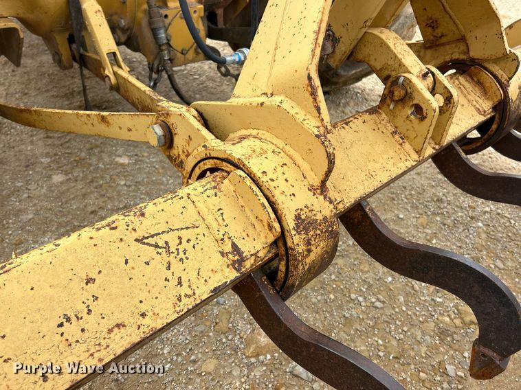 image for item EK3658 1983 Ford 445 tractor