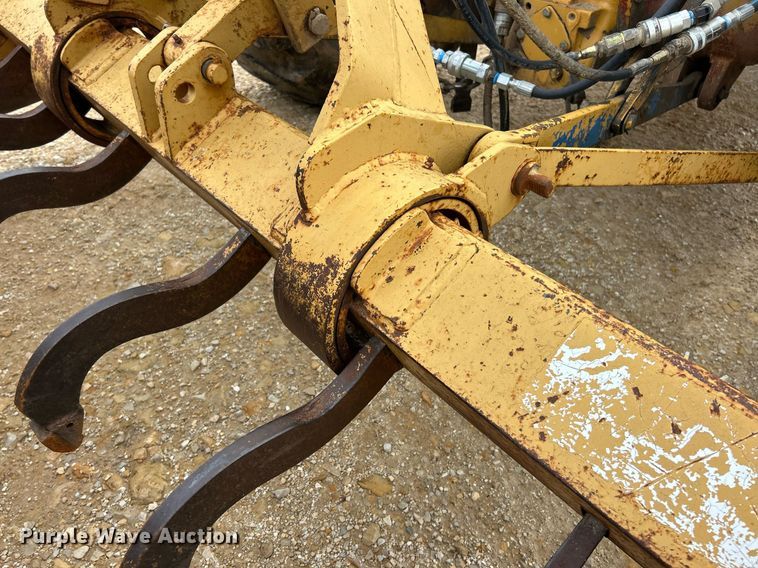 image for item EK3658 1983 Ford 445 tractor