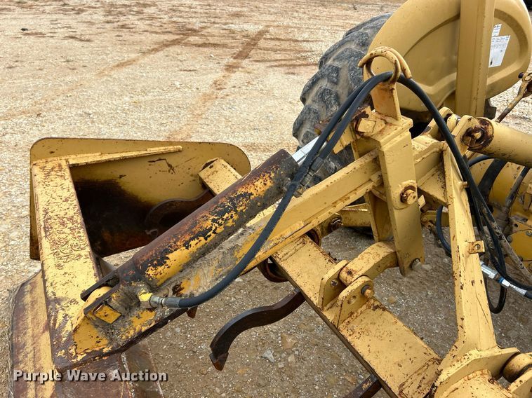 image for item EK3658 1983 Ford 445 tractor