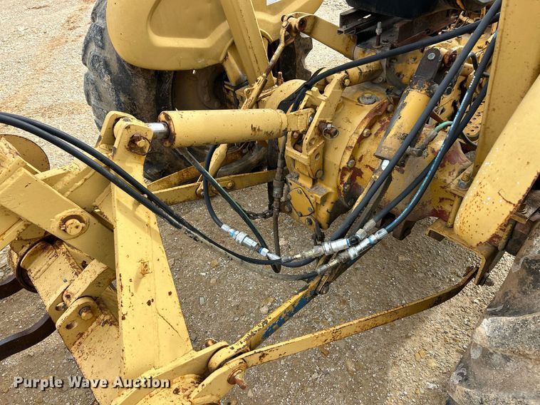 image for item EK3658 1983 Ford 445 tractor