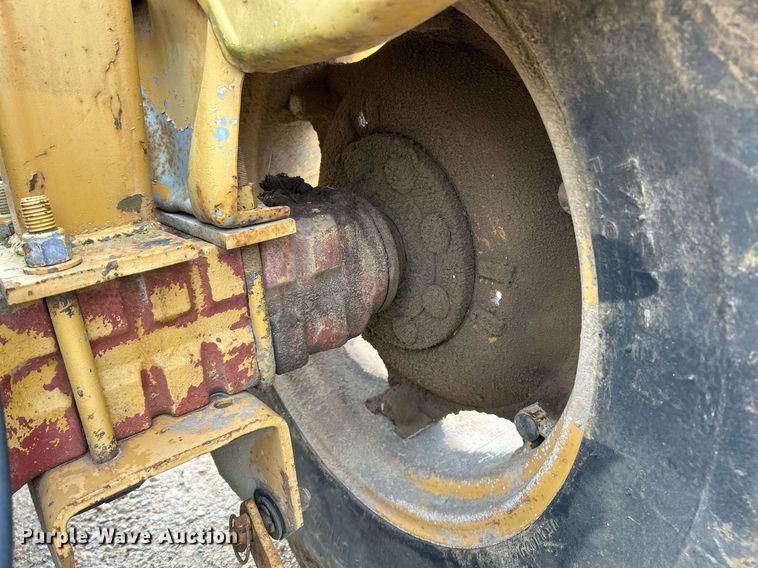 image for item EK3658 1983 Ford 445 tractor