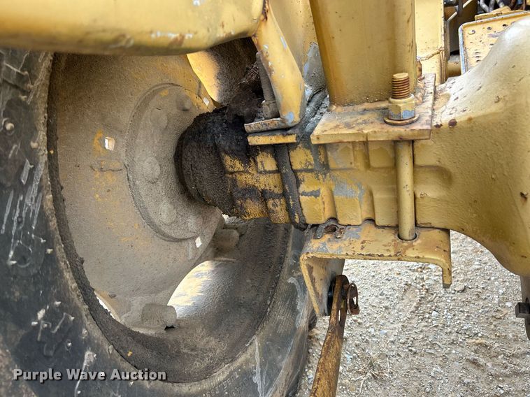 image for item EK3658 1983 Ford 445 tractor