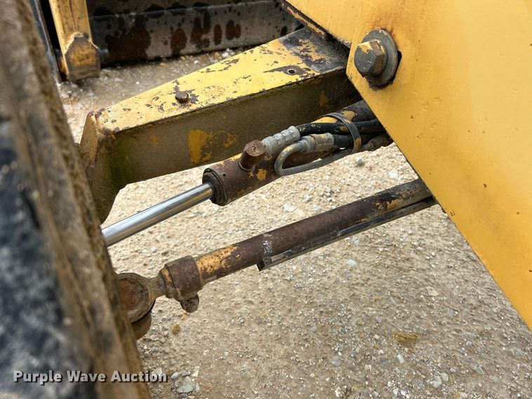 image for item EK3658 1983 Ford 445 tractor