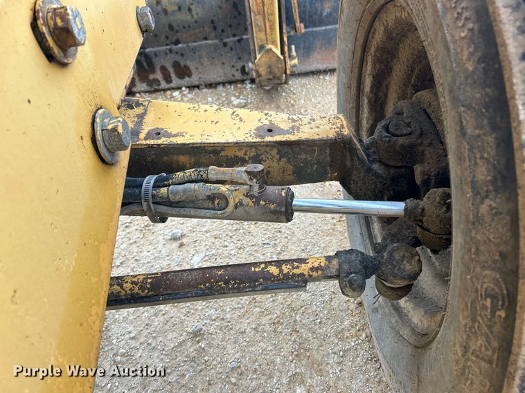 image for item EK3658 1983 Ford 445 tractor