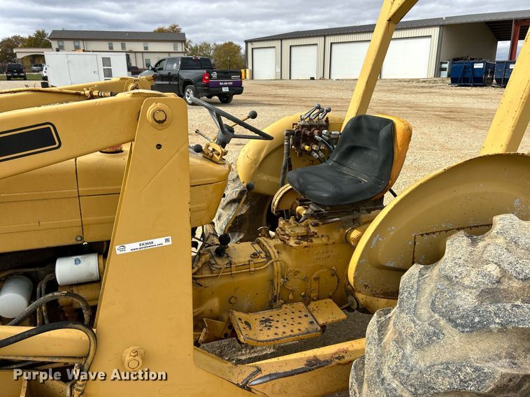 image for item EK3658 1983 Ford 445 tractor