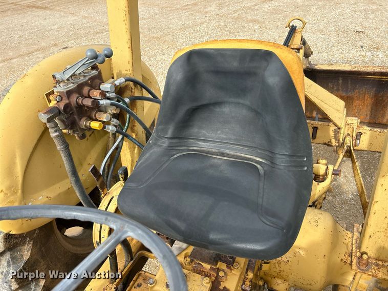 image for item EK3658 1983 Ford 445 tractor