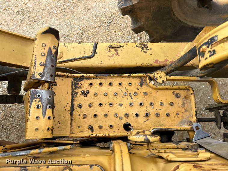 image for item EK3658 1983 Ford 445 tractor