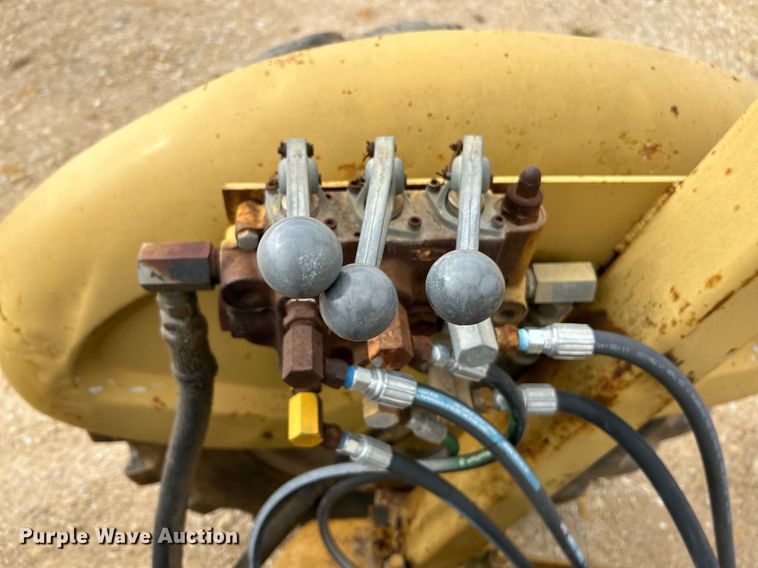 image for item EK3658 1983 Ford 445 tractor