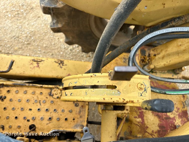 image for item EK3658 1983 Ford 445 tractor