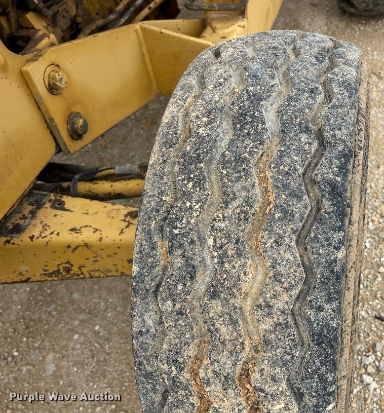 image for item EK3658 1983 Ford 445 tractor