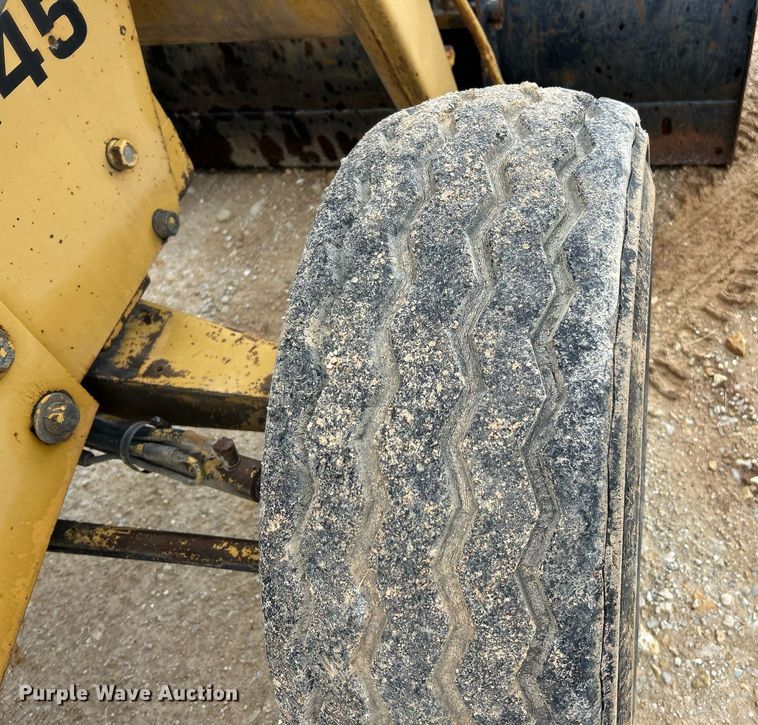 image for item EK3658 1983 Ford 445 tractor