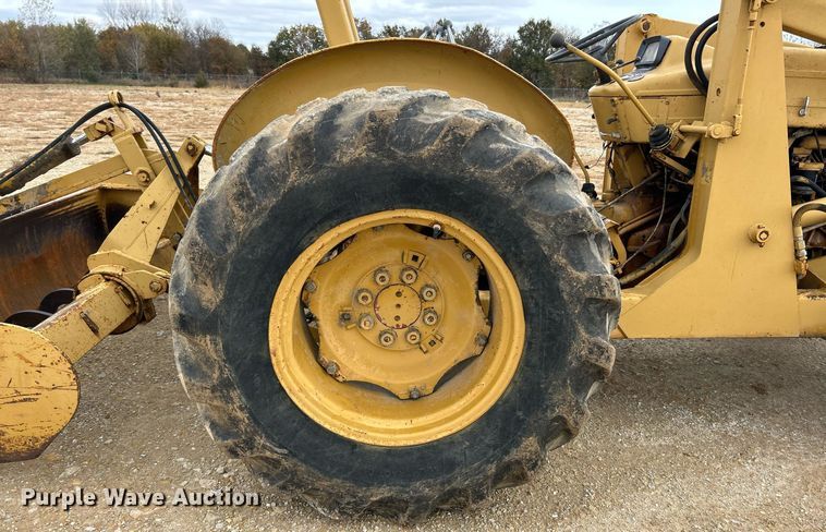 image for item EK3658 1983 Ford 445 tractor