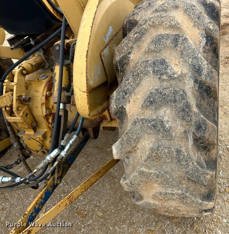 image for item EK3658 1983 Ford 445 tractor