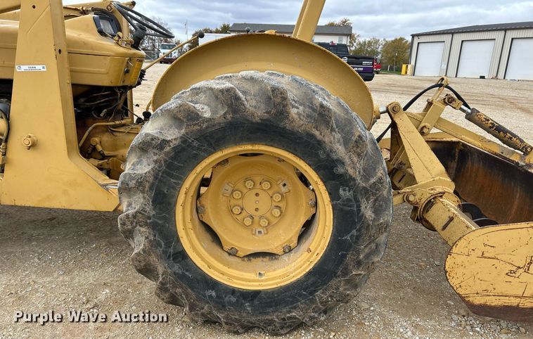 image for item EK3658 1983 Ford 445 tractor
