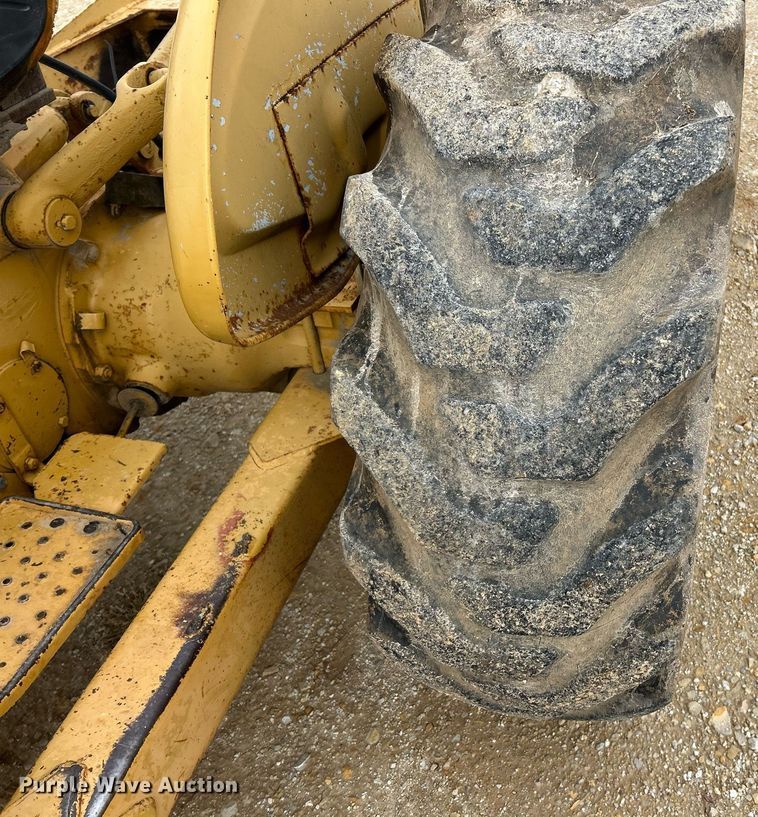 image for item EK3658 1983 Ford 445 tractor