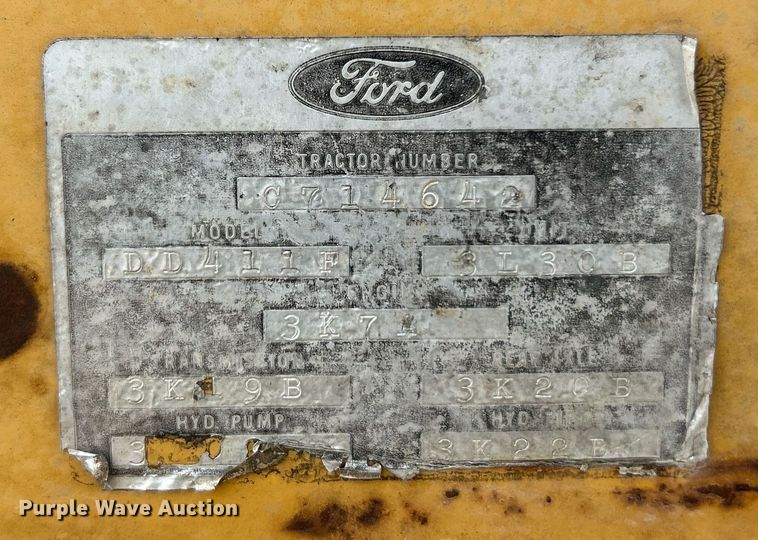 image for item EK3658 1983 Ford 445 tractor