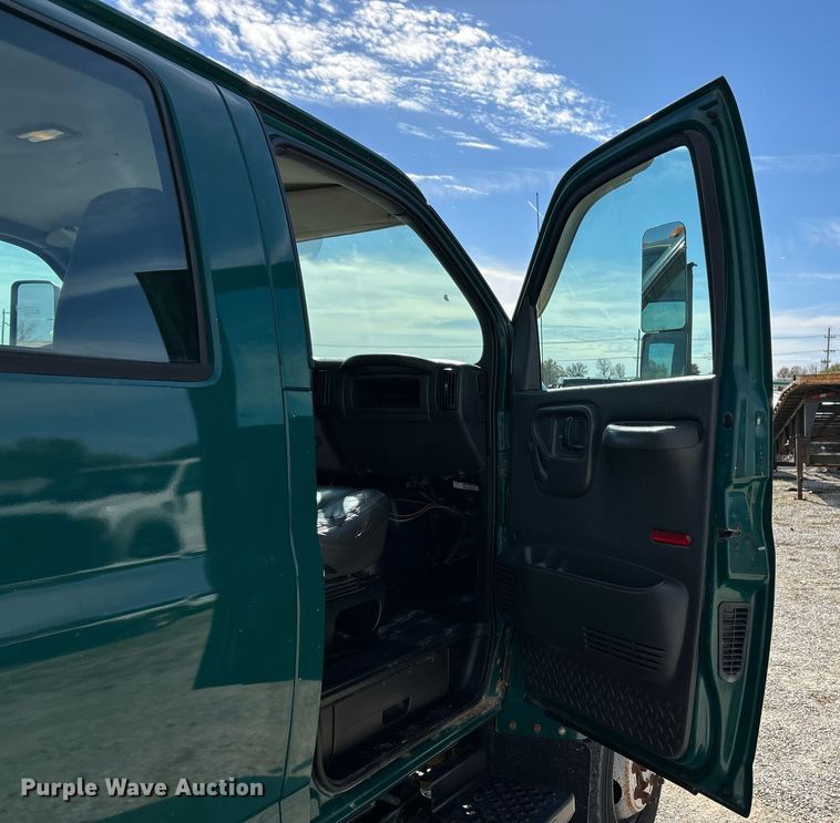 image for item EK3695 2008 GMC C4500 Crew Cab utility / service truck