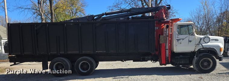 image for item EQ3584 1997 Ford  Max L-9000 grapple truck