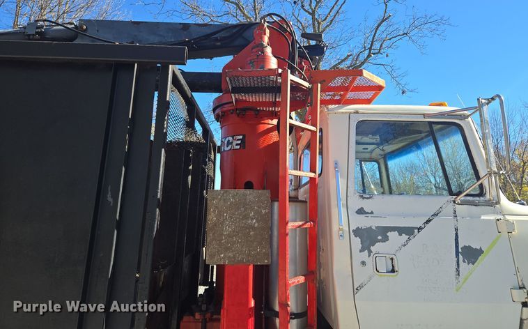 image for item EQ3584 1997 Ford  Max L-9000 grapple truck