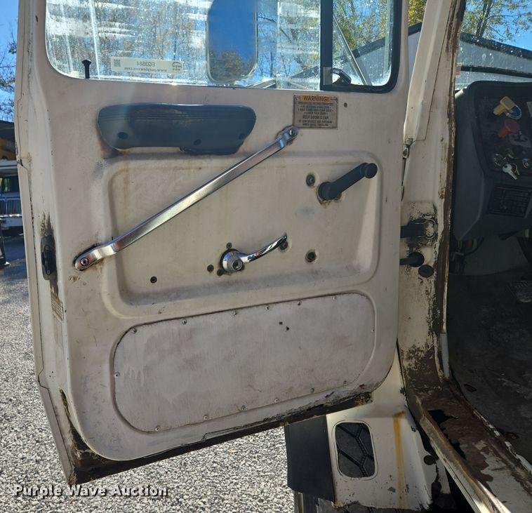 image for item EQ3584 1997 Ford  Max L-9000 grapple truck