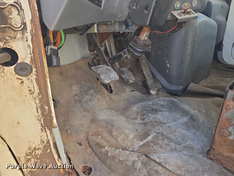 image for item EQ3584 1997 Ford  Max L-9000 grapple truck