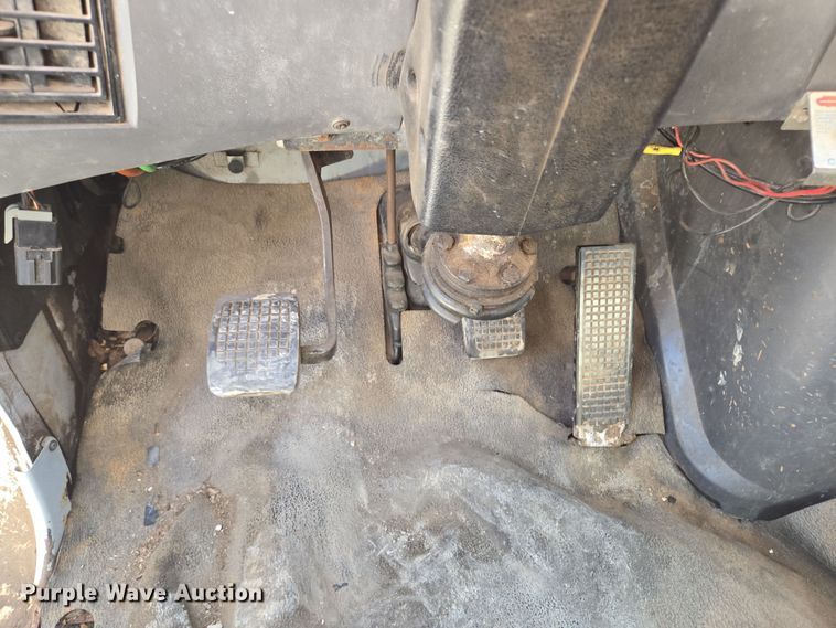 image for item EQ3584 1997 Ford  Max L-9000 grapple truck