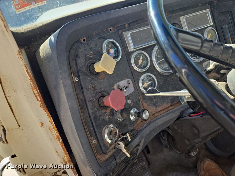 image for item EQ3584 1997 Ford  Max L-9000 grapple truck