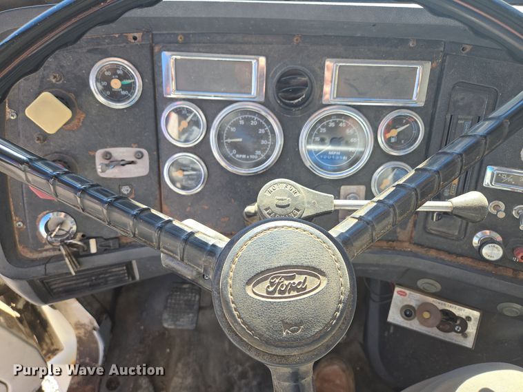 image for item EQ3584 1997 Ford  Max L-9000 grapple truck