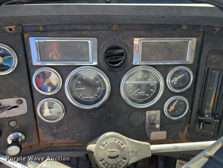 image for item EQ3584 1997 Ford  Max L-9000 grapple truck