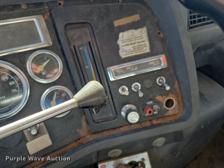 image for item EQ3584 1997 Ford  Max L-9000 grapple truck